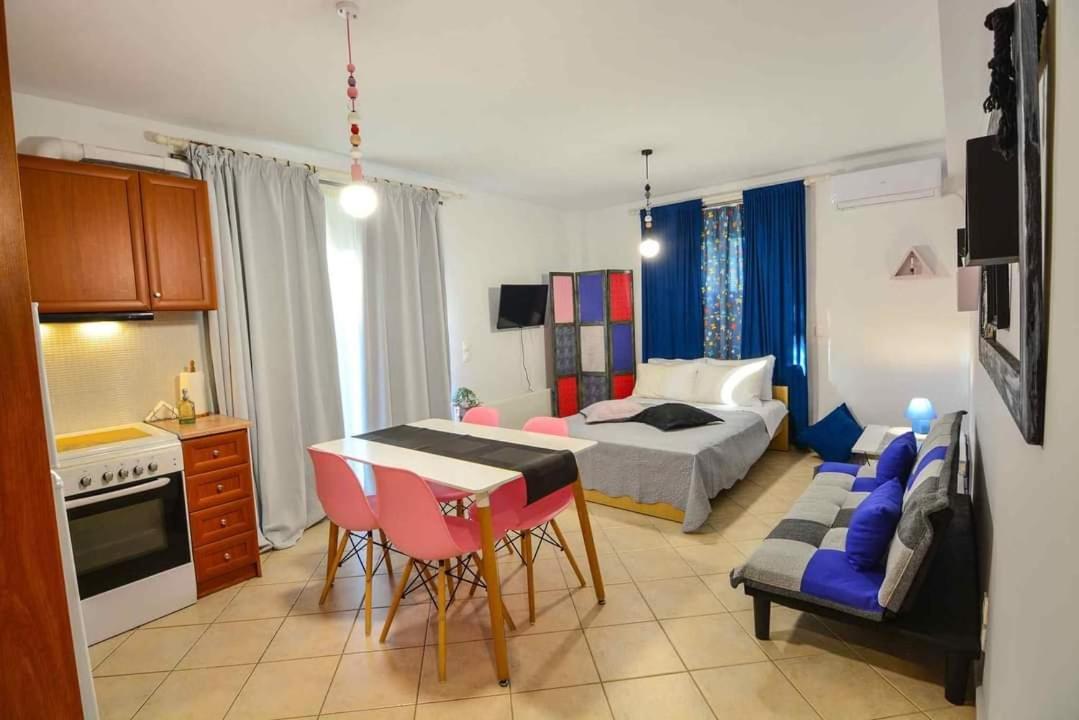 Theoni'S Apartments Ксилокастро Экстерьер фото