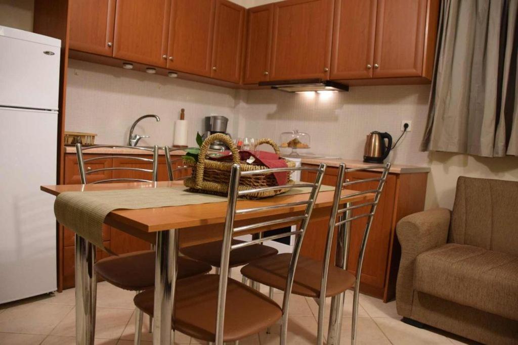 Theoni'S Apartments Ксилокастро Экстерьер фото