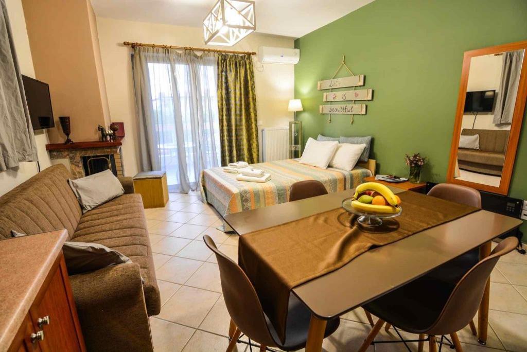 Theoni'S Apartments Ксилокастро Экстерьер фото